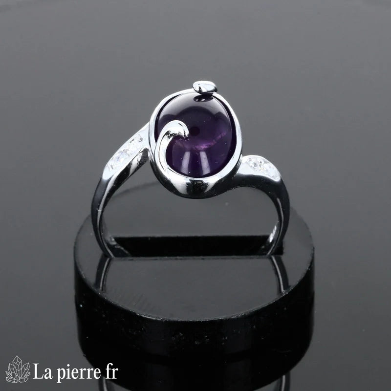 Bague classique pour femme en argent rhodié avec pierre en améthyste naturelle ovale (8x12mm) finition cabochon.