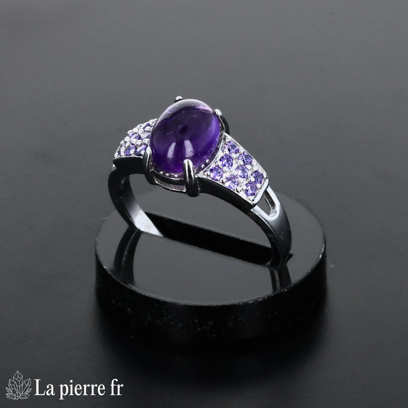 Bague pour femme en argent rhodié avec pierre en améthyste naturelle, finition cabochon ovale.