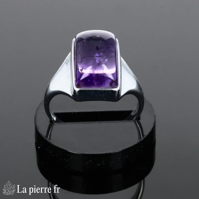 Bague pour femme en argent rhodié avec pierre en améthyste naturelle rectangulaire (8x12mm) finition cabochon.
