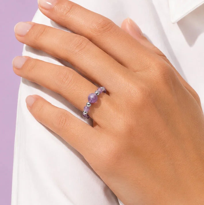 Bague améthyste ALÉNA® portée au doigt