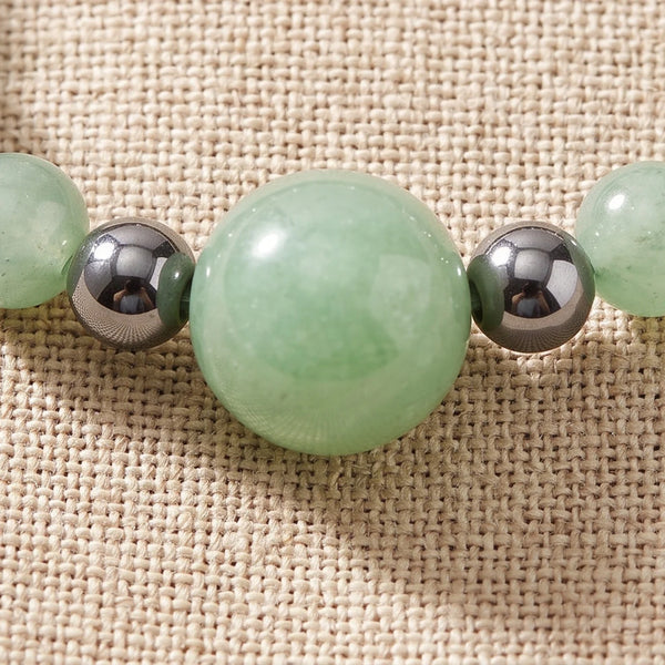 Gros plan sur les perles d'aventurine verte de la bague élastique ALÉNA®