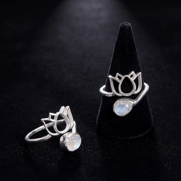 Bague pierre blanche en péristérite et argent 925, fleur de lotus sur cône de velours noir
