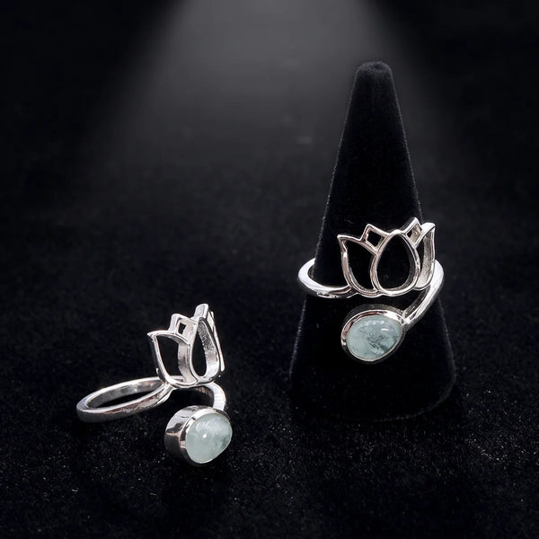 Bague aigue-marine en argent 925, fleur de lotus ajourée et pierre bleue en goutte sur velours noir