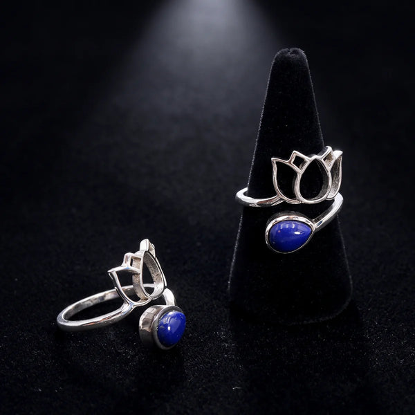 Bague fleur de lotus en lapis-lazuli et argent 925, pierre bleue en goutte sur velours noir