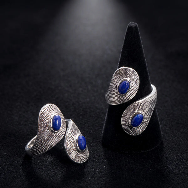 Bague pierre bleue en lapis-lazuli et argent 925, deux cabochons sur cône de velours noir