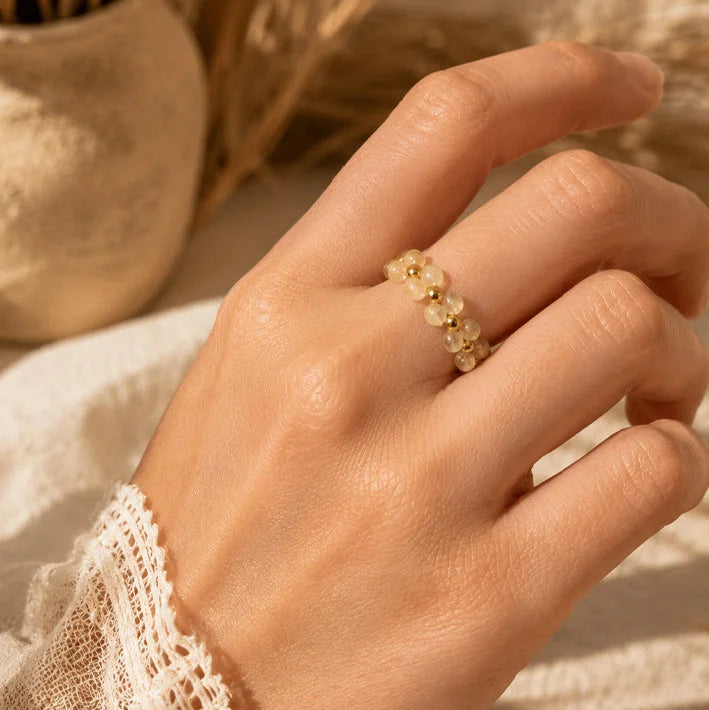 Bague citrine MIRÉA® portée au doigt