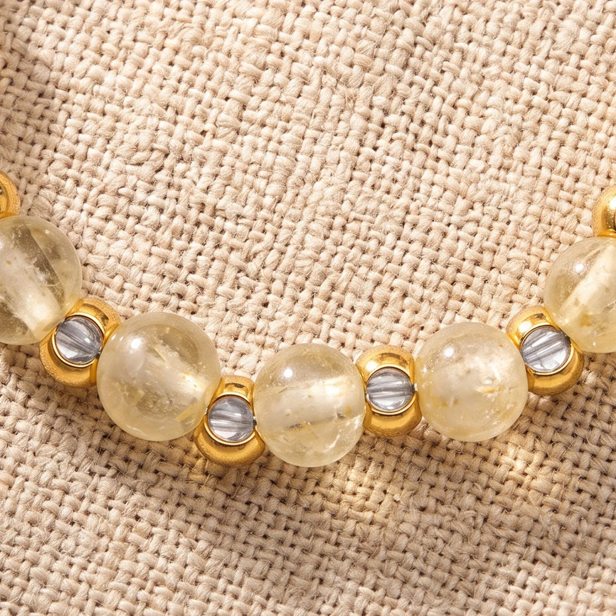 Gros plan sur les perles de citrine de la bague élastique MIRÉA®