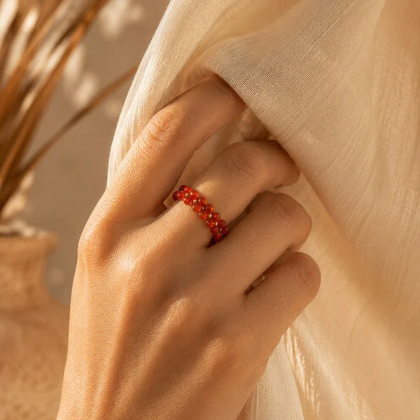 Bague cornaline MIRÉA® portée au doigt