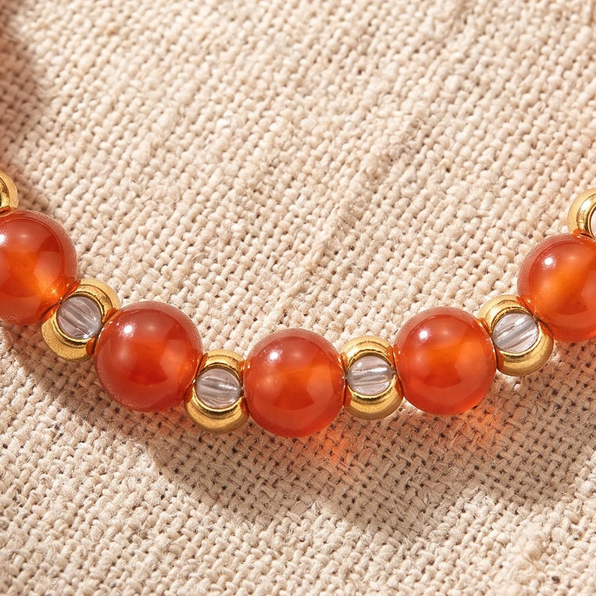 Gros plan sur les perles de cornaline de la bague élastique MIRÉA®