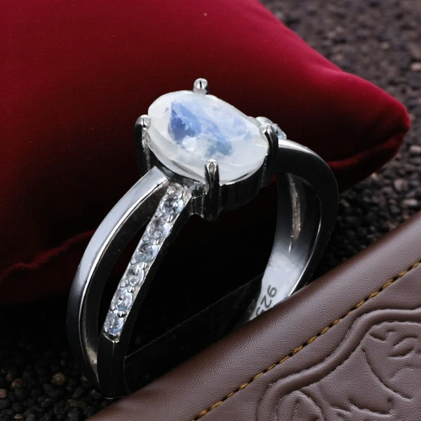 Bague en Pierre de Lune (Arc Stellaire) — ovale facettée 6×8 mm, argent 925 rhodié, 12 zircones
