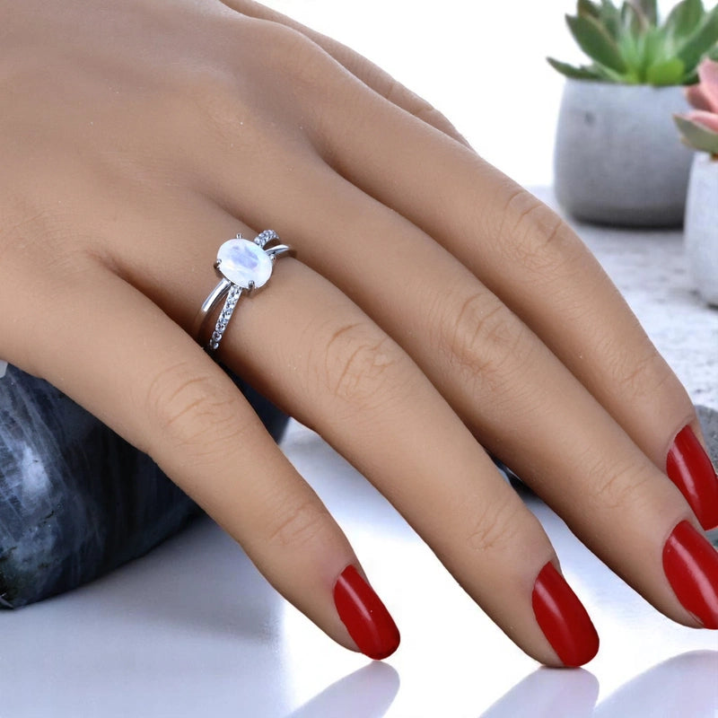 Bague en Pierre de Lune (Arc Stellaire) — vue portée, double anneau pavé moderne