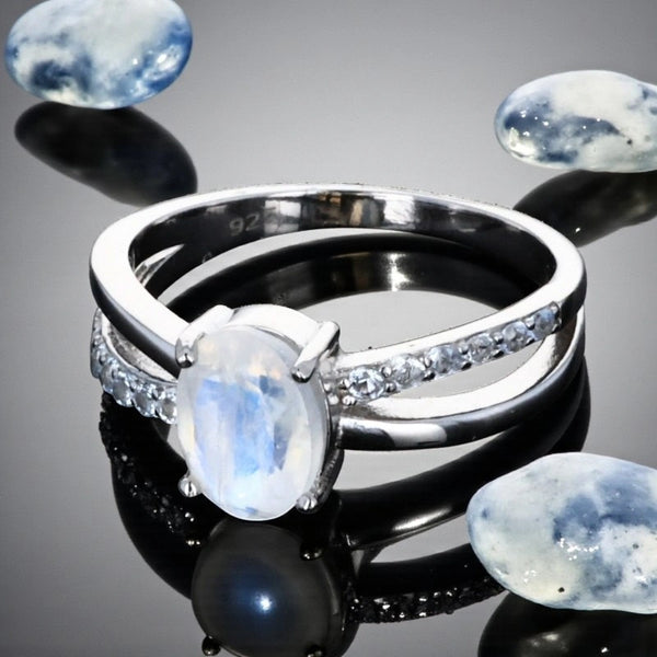 Bague en Pierre de Lune (Arc Stellaire) — gros plan du serti griffes et des zircones