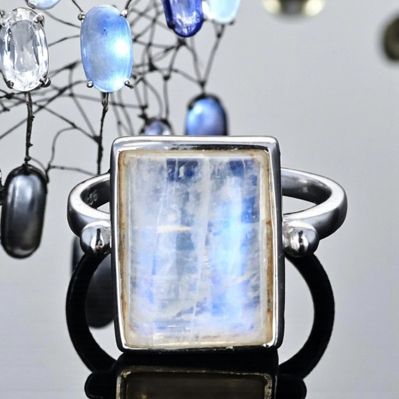 Bague en Pierre de Lune (Prisme Nacré) — profil moderne, serti protecteur