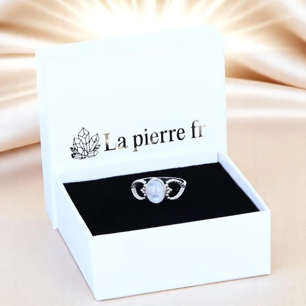 Bague en Pierre de Lune (Cœur Astral) — coffret, cabochon ovale 6×8 mm, monture cœur perlée