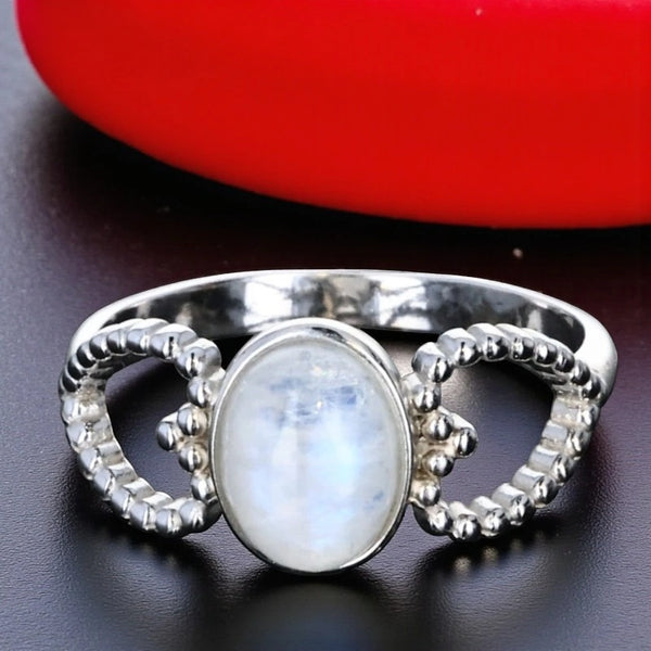 Bague en Pierre de Lune (Cœur Astral) — gros plan du cabochon et des motifs cœurs