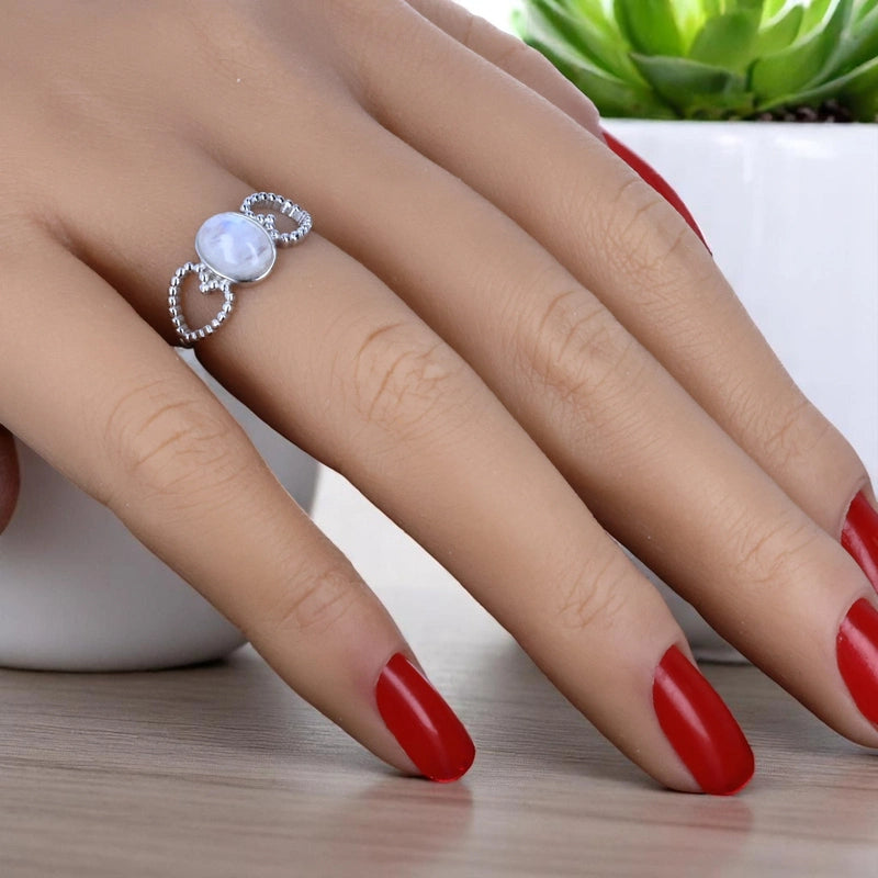 Bague en Pierre de Lune (Cœur Astral) — portée au doigt, argent rhodié moderne