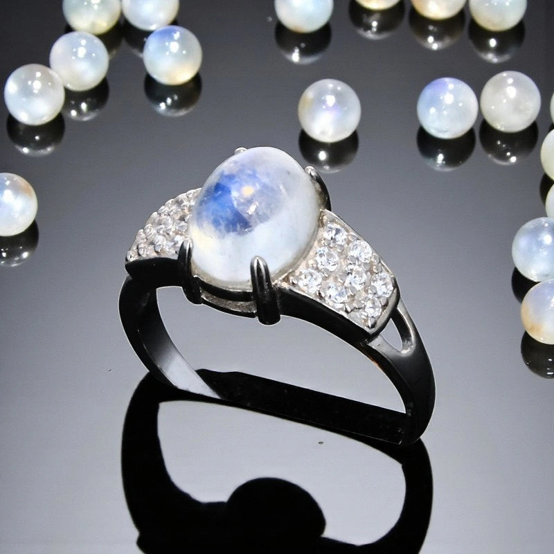 Bague en Pierre de Lune (Couronne Lunaire) — gros plan du cabochon et des zircones