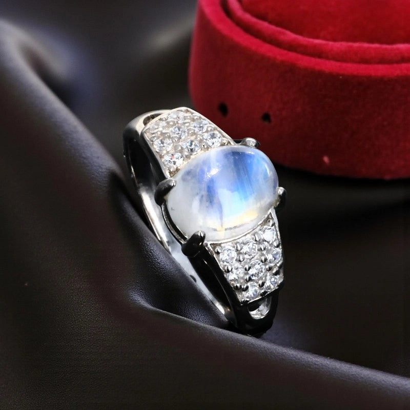 Bague en Pierre de Lune (Couronne Lunaire) — ovale 7×9 mm, 16 zircones, argent 925 rhodié
