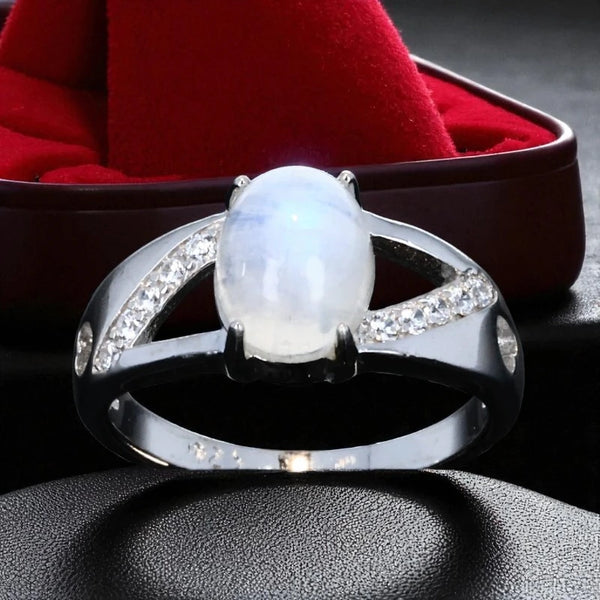 Bague en Pierre de Lune (Éclat Croisé) — cabochon ovale 7×9 mm, argent 925 rhodié, zircones