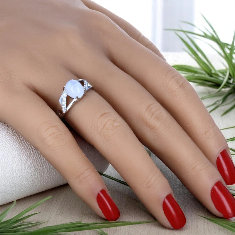 Bague en Pierre de Lune (Éclat Croisé) — vue portée, monture croisée lumineuse