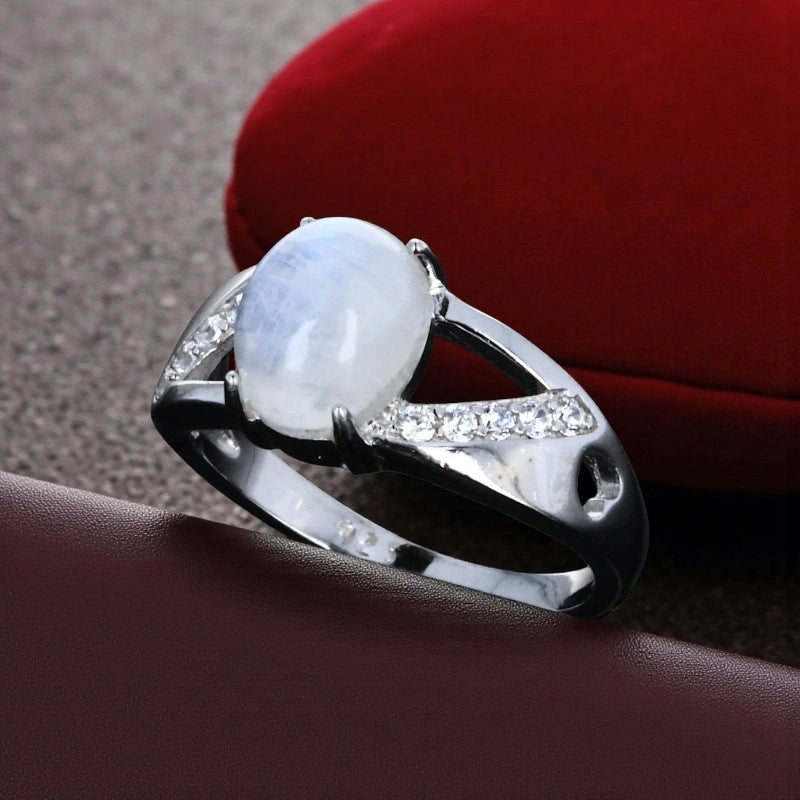 Bague en Pierre de Lune (Éclat Croisé) — gros plan du cabochon et des épaulements pavés