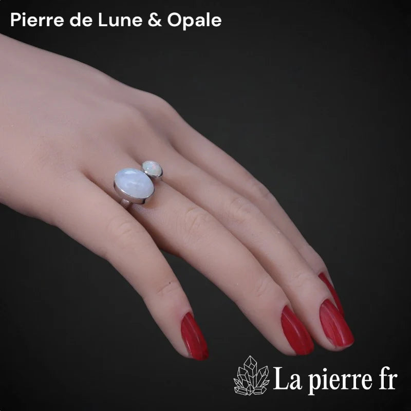 Détail de la bague Pierre de Lune et Opale, reflets irisés sur argent rhodié