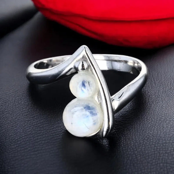 Bague en Pierre de Lune (Lueur Jumelle) — deux cabochons 4 et 6 mm, argent 925 rhodié