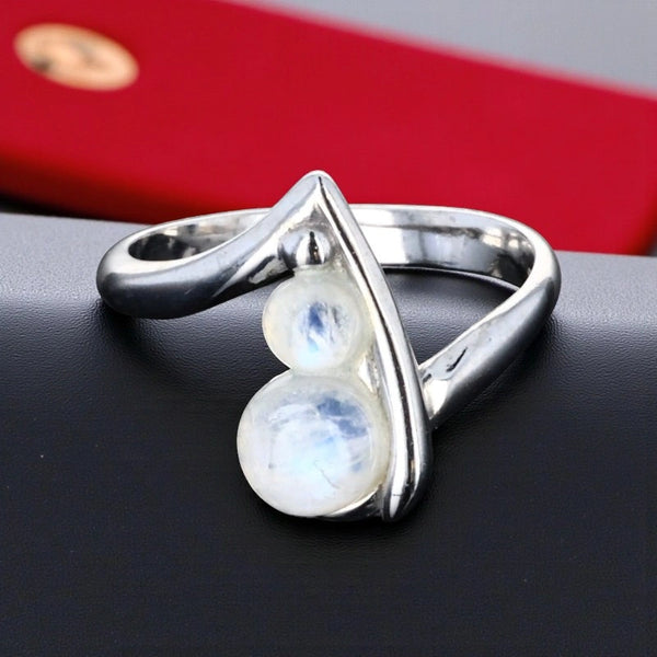 Bague en Pierre de Lune (Lueur Jumelle) — gros plan des deux cabochons ronds