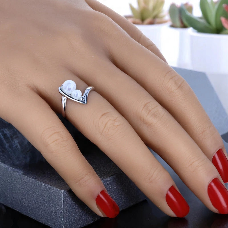 Bague en Pierre de Lune (Lueur Jumelle) — portée au doigt, monture en V moderne