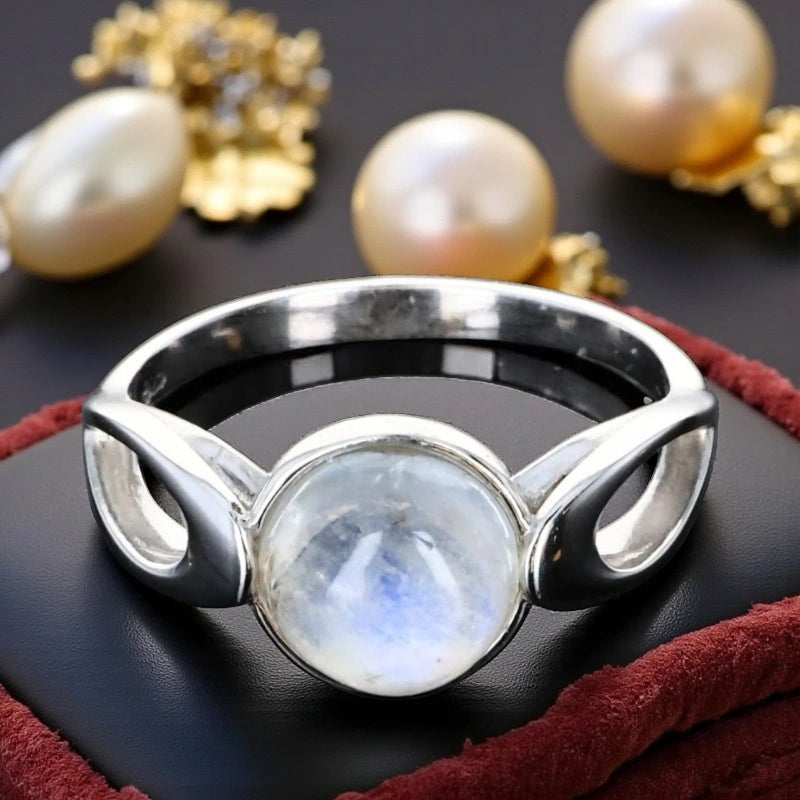 Bague en Pierre de Lune (Pleine Lune) — gros plan du cabochon rond, reflets bleutés