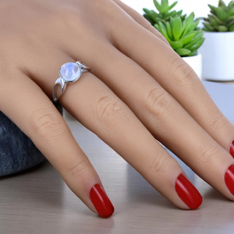 Bague en Pierre de Lune (Pleine Lune) — portée au doigt, monture ajourée moderne