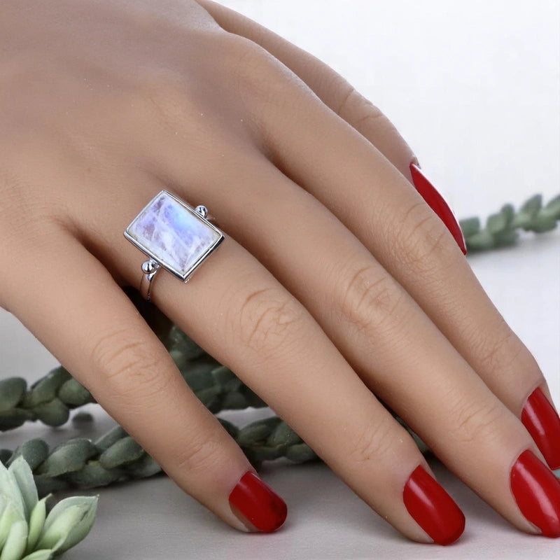 Bague en Pierre de Lune (Prisme Nacré) — vue portée, style chevalière minimaliste