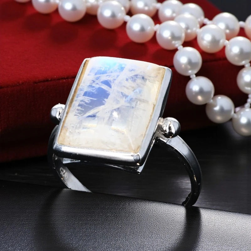 Bague en Pierre de Lune (Prisme Nacré) — gros plan du cabochon rectangulaire