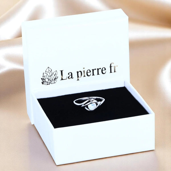 Bague en Pierre de Lune (Rayon Nacré) dans coffret La Pierre Fr — argent rhodié, pierre ronde 5 mm