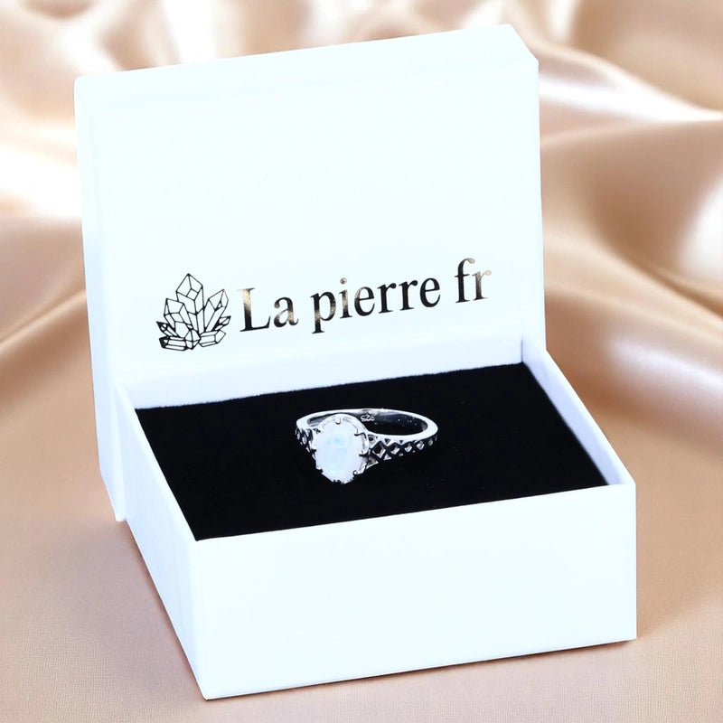 Bague en Pierre de Lune (Reflet Boréal) — coffret La Pierre Fr, présentation élégante