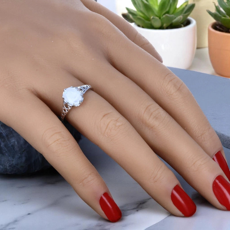 Bague en Pierre de Lune (Reflet Boréal) — portée au doigt, monture ajourée moderne