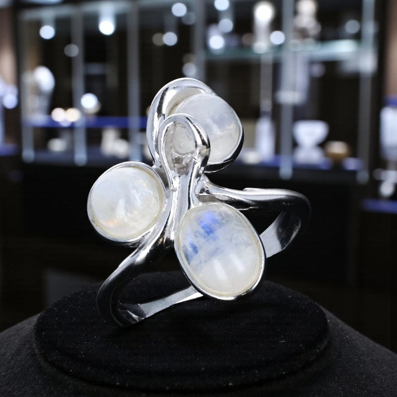 Bague en Pierre de Lune (Trio Opalin) — gros plan des cabochons ovale et ronds