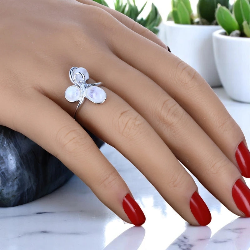 Bague en Pierre de Lune (Trio Opalin) — portée au doigt, présence élégante