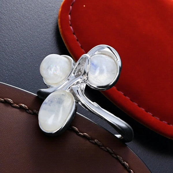 Bague en Pierre de Lune (Trio Opalin) — trois cabochons, motif floral, argent 925 rhodié