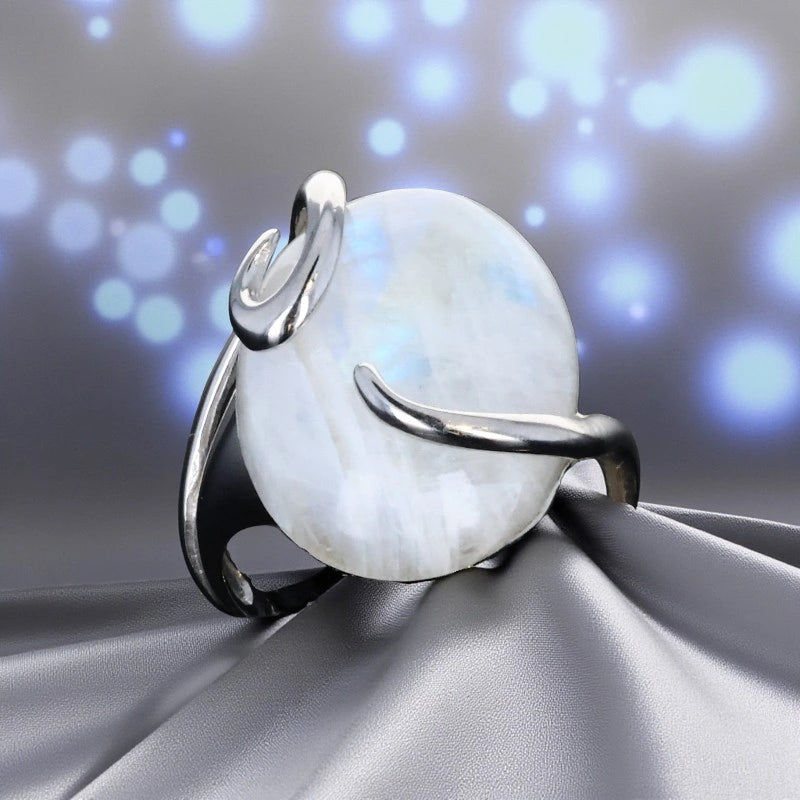 Packshot bague Pierre de lune – Argent rhodié (Vague Lunaire) sur fond gris noir