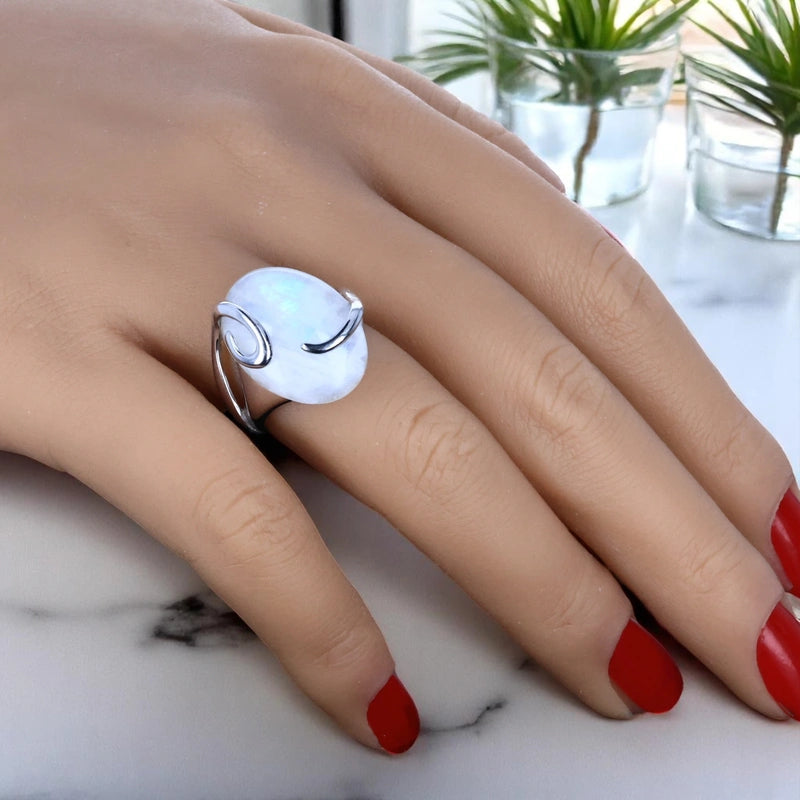Bague en Pierre de lune véritable – Argent rhodié (Vague Lunaire) vue portée, reflets bleutés