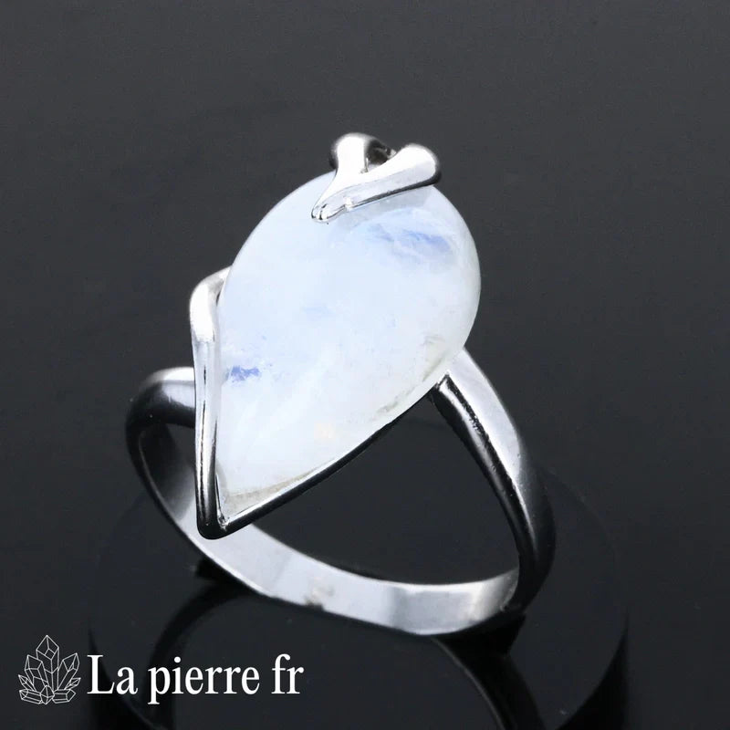 Bague Pierre de Lune en argent portée, pierre naturelle blanche irisée pour femme
