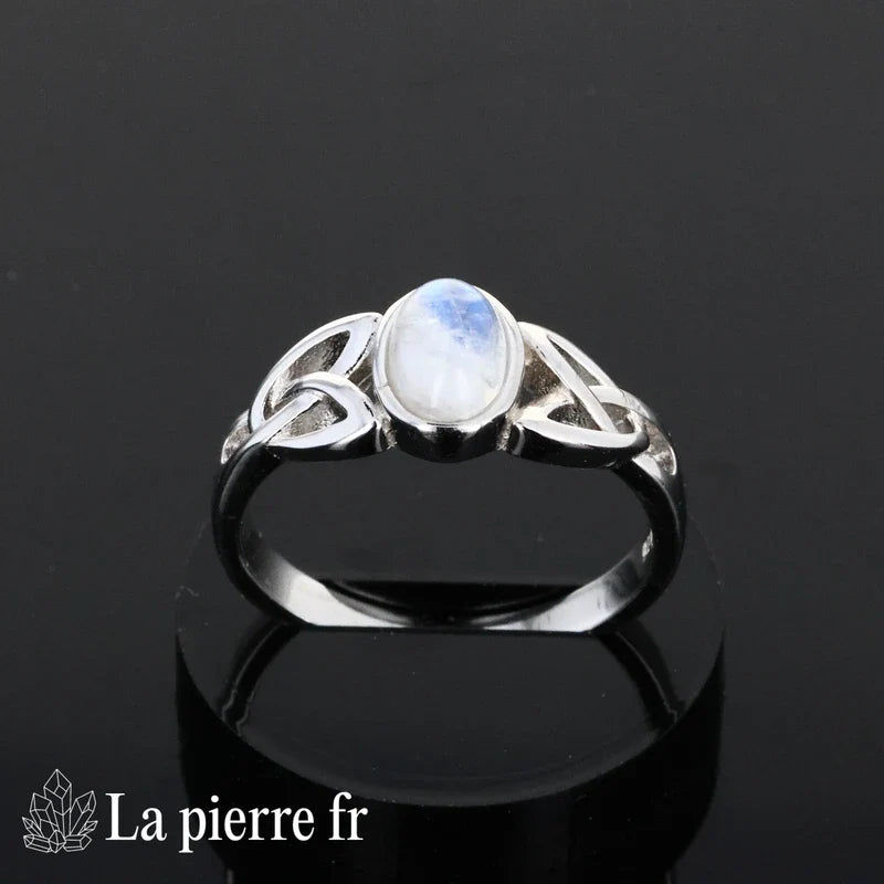 Détail de la bague Pierre de Lune Solaria, pierre naturelle aux reflets bleutés