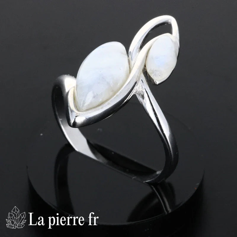 Bague Pierre de Lune en argent rhodié portée, pierre naturelle blanche irisée pour femme