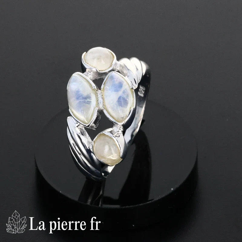 Bague Pierre de Lune en argent rhodié portée, pierre naturelle blanche irisée pour femme