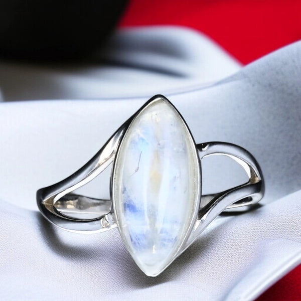 Bague en Pierre de Lune (Voile Lunaire) — marquise 6×14 mm, monture ajourée en argent rhodié