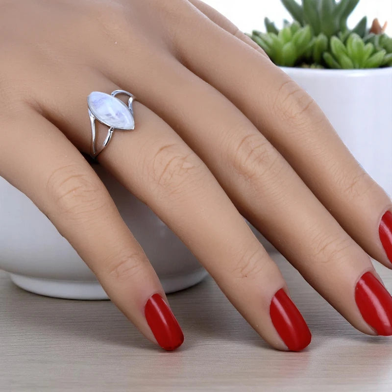 Bague en Pierre de Lune (Voile Lunaire) — portée au doigt, silhouette allongeante
