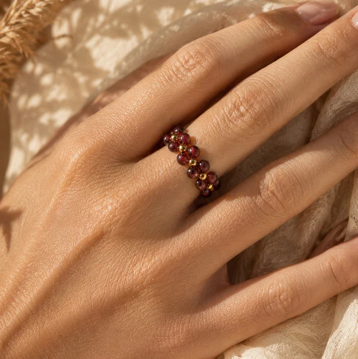 Bague grenat femme MIRÉA® portée au doigt
