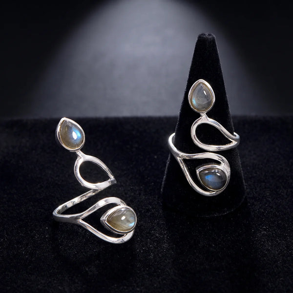 Bague 2 pierres en labradorite et argent 925, gouttes grises aux reflets bleus sur velours noir
