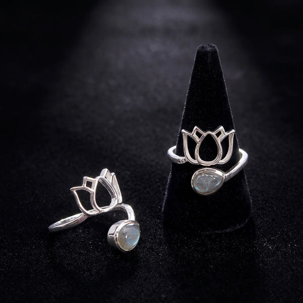 Bague pierre grise en labradorite et argent 925, fleur de lotus sur cône de velours noir